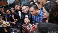 Ia pun berharap ada keajaiban yang datang kepada dirinya. 