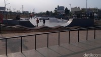 Kalau ini RPTRA Kalijodo. RPTRA ini terbilang proyek monumental, karena didirikan di atas tanah bekas lokasi hiburan malam. RPTRA ini juga dipenuhi berbagai fasilitas mentereng, seperti arena bermain skateboard dan perosotan yang bagus. Foto: Arief Ikhsanudin-detikcom