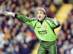 Mark Bosnich positif dinyatakan mengonsumsi ganja pada 2002 saat berkostum Chelsea. Kontraknya pun diputus setelah FA menjatuhkan hukuman sembilan bulan. (Foto: Ben Radford/Allsport)