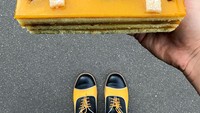 Pemilik akun Instagram desserted_in_paris ini juga pernah berkreasi dengan kue mangga warna kuning terang. Tal menggabungkannya dengan sepatu kuning hitam yang nampak eksentrik. (Foto: Tal Spiegel)