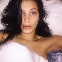 Foto seleb tanpa makeup banyak dilakukan di tempat tidur. Seperti Bella Hadid yang tampak dengan wajah polos tanpa polesan namun tetap cantik, apalagi dengan matanya yang biru. (Foto: Instagram)