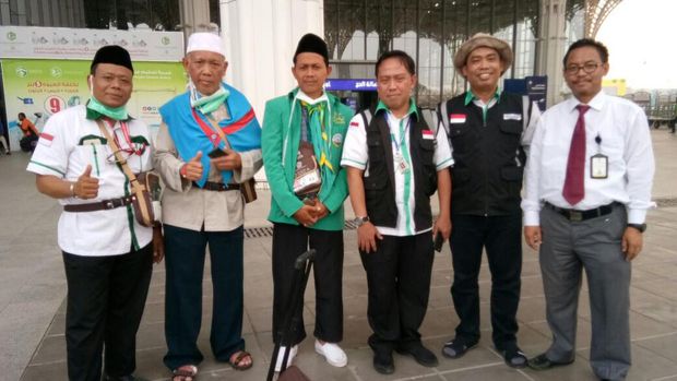  Kepala Daerah Kerja (Kadaker) Bandara Madinah, Arsyad Hidayat, menjelaskan Endang tertahan karena paspor belum di-entry sehingga dianggap tidak memiliki visa haji.