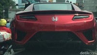 Dari foto-foto yang masuk ke redaksi detikOto, Selasa (1/8/2017), mobil terlihat bersanding dengan mobil-mobil eksotis keluaran BMW, Porsche dan Mercedes-Benz. Foto: istimewa