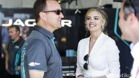 Walaupun tak mengenakan atribut balap, Kate terlihat cantik berbalutkan baju berwarna putih dan kaca mata hitam. Foto: Andrew Ferraro/LAT/Formula E/Jaguar Racing