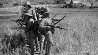 Terlihat perbandingan foto sebelum dan sesudah diberi warna. Dalam foto terlihat pasukan KNIL pada Agustus tahun 1939. Istimewa/Marcel Jack.