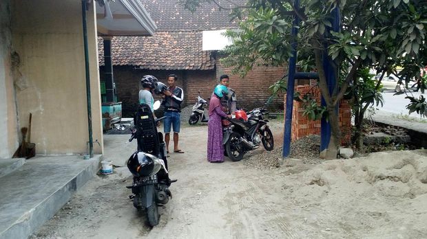 Pengendara motor menghindari razia
