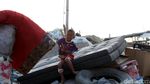 Kehidupan Anak-anak di Balik Tumpukan Sampah di Taman BMW
