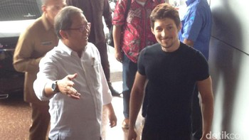 Saya suguhi nasi hijau, bakwan jagung, gurame goreng, sayur genjer, dan udang sambal. Dia makan semua, kata Chief RA, demikian Rudiantara akrab disapa. Foto: detikINET/Agus Tri Haryanto