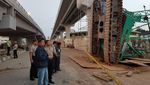 Foto: Crane dan Landasan LRT yang Timpa Rumah di Palembang