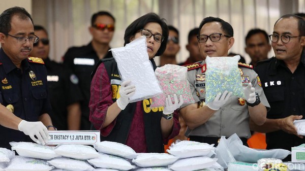 Sri Mulyani dan Kapolri Gagalkan Penyelundupan 1,2 Juta Butir Ekstasi