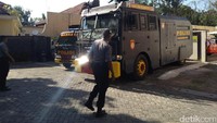 Para personel dipersenjatai laras panjang dengan seragam lengkap. Bahkan petugas Brimob dilengkapi dengan kendaraan taktis di depan pengadilan (M Rofiq/detikcom)