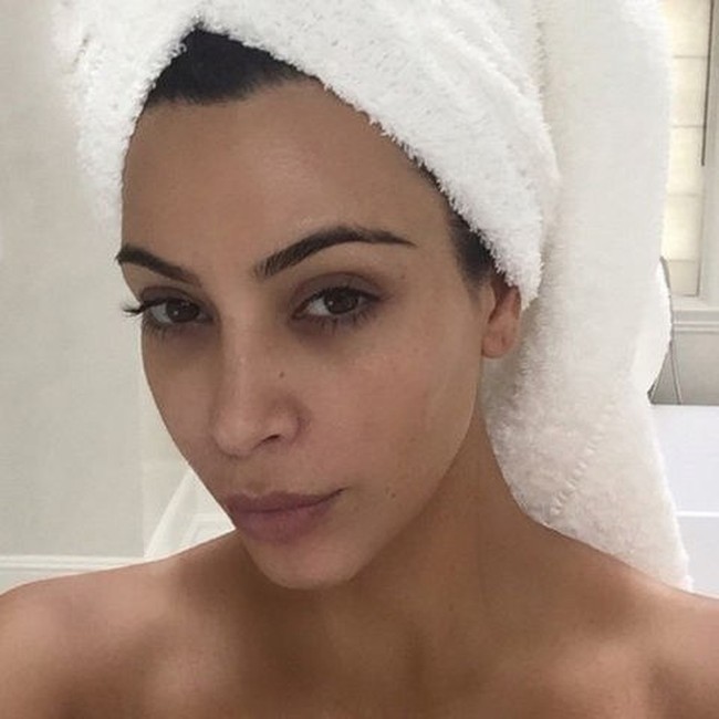 Foto selebriti tanpa makeup ini mungkin akan membuat Anda iri. Kim Kardashian tampak punya wajah mulus dan berstruktur. Bukan rahasia lagi jika wanita 35 tahun itu mendapatkannya dengan berbagai perawatan. (Foto: Instagram)