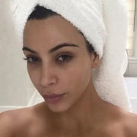 Foto selebriti tanpa makeup ini mungkin akan membuat Anda iri. Kim Kardashian tampak punya wajah mulus dan berstruktur. Bukan rahasia lagi jika wanita 35 tahun itu mendapatkannya dengan berbagai perawatan. (Foto: Instagram)