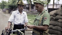 Seorang tentara Belanda terlihat memeriksa identitas dari seorang warga di Palembang saat melakukan patroli. Istimewa/Marcel Jack.