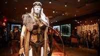 Ini patung sosok ibunda Diana Prince, ratu Amazon lengkap dengan kostumnya. Foto: Rich Fury/Getty Images