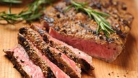 Makanan enak, steak terlihat dalam film Poltergeist. Tepatnya saat psikolog bernama Marty mengunjungi rumah Freeling untuk menyelidiki aktivitas paranormal. Saat mencari camilan didapur, ia mendapati sebuah steak mentah merangkak di atas meja. Bahkan paha ayam yang akan ia makanpun juga ikut merangkak. Foto: iStock