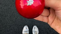 Lihat deh, cake Rubi warna merah terang ini diberi sentuhan silver. Tal lalu menggabungkannya dengan sepatu warna silver juga. (Foto: Tal Spiegel)