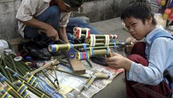 Pistol pletokan dibuat dari bahan seperti bambu dan bisa menembakkan peluru kertas basah mengandalkan prinsip tekanan. Foto: istimewa