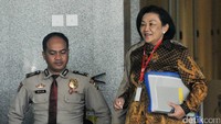 Duit tersebut diterima Diah dengan rincian yaitu USD 300 ribu dari Irman dan USD 200 ribu dari Andi Narogong, pengusaha yang disebut biasa menjadi penyedia barang atau jasa di Kemendagri. Duit tersebut dikembalikan Diah ke KPK, namun Irman mencegahnya.