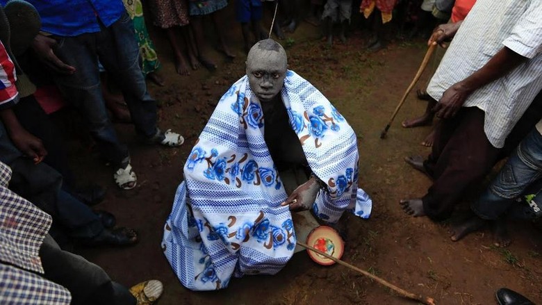 Foto: Anak laki-laki di Kenya harus melewati ritual sunat untuk diakui dewasa (Noor Khamis/Reuters) Foto: Anak laki-laki di Kenya harus melewati ritual sunat untuk diakui dewasa (Noor Khamis/Reuters)