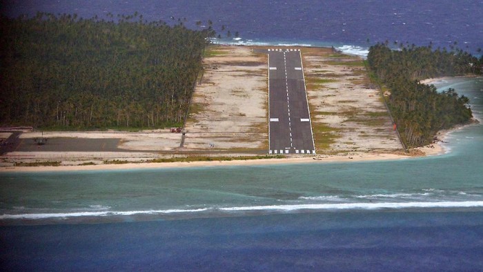Bandara Miangas terletak di Kecamatan Nanusa, Kabupaten Kepulauan Talaud, Provinsi Sulawesi Utara. Pulau Miangas adalah pulau yang terletak di paling utara Indonesia, dan merupakan pulau terluar yang berbatasan langsung dengan Mindanao-Filipina yang berjarak hanya sekitar 92 kilometer.