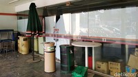 Pintu masuk gerai digembok. Tulisan Tutup juga terpampang di pintu masuk.