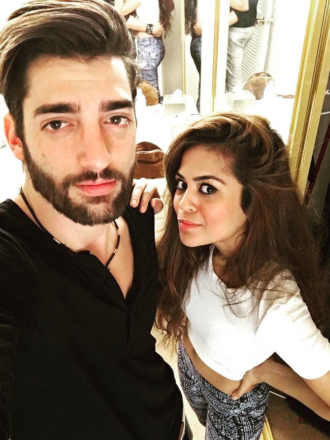 Pada 2016 Sana melanjutkan studinya di Los Angeles dan bertemu dengan kekasihnya. Saat ini Iapun tengah menjalani hubungan jarak jauh dengan kekasihnya karena Sana telah kembali ke India. Foto: Dok. Instagram