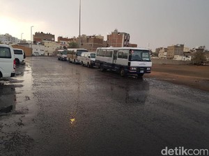 Madinah Diguyur Hujan Disertai Angin Kencang