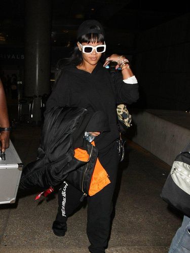  Ini Jenis Kacamata yang Lagi Tren di 2017, Dipakai Gigi Hadid dan Rihanna