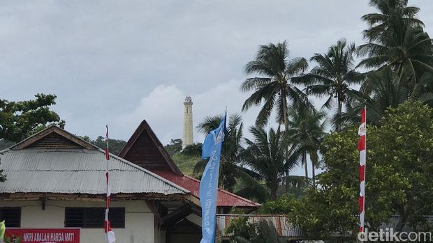 Penampakan mercusuar dari pusat desa Miangas.