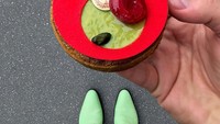Spiegel turut mencicip kue tart dengan pistachio dan cherry. Tal yang juga desainer grafis ini lalu memotretnya bersama sepatu warna hijau bertali merah. (Foto: Tal Spiegel)