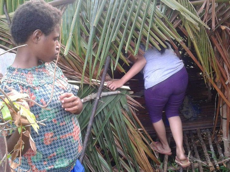 Sedihnya! Wanita Papua Diasingkan di Hutan Jelang Bersalin