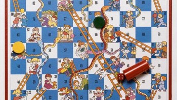 Ular tangga merupakan permainan mengasyikkan di mana tujuan utamanya adalah mencapai garis finish dengan dadu, akan tetapi banyak rintangannya yang membuat pemain bisa mundur jauh sekali, padahal sudah berada di depan. Sangat mengasyikkan walau mungkin generasi masa kini mulai tak mengenalnya.Foto: istimewa