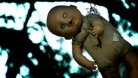 Kemudian, Don Julian Santana Barberra juga ikut digentayangi oleh arwah si anak kecil. Ia pun stress dan ketakutan, lalu menggantungkan berbagai boneka tersebut agar sang arwah tidak menganggunya lagi (Isla de Munecas)
