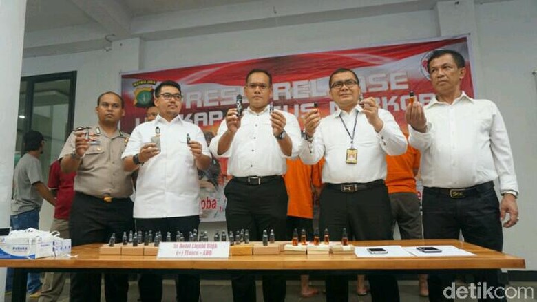 Polisi Ungkap Peredaran Narkoba Liquid High untuk Vape Polisi Ungkap Peredaran Narkoba Liquid High untuk Vape