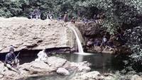 Tentara Belanda sedang bersantai di pinggir anak sungai di tengah hutan Aceh, 1908. Istimewa/Marcel Jack.