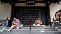 Pesumo yang berasal dari Brasil, Kaisei dan Kyokushuho yang asli Mongolia sedang bersiap untuk latihan. Menjalani hidup sebagai seorang pesumo, berarti mereka harus makan, hidup, dan bernafas dengan kebudayaan Jepang (Issei Kato/Reuters)