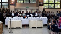 Dalam pengungkapan 1,2 juta butir ekstasi, Direktorat Tindak Pidana Narkotika Bareskrim Polri mengamankan tiga tersangka, satu di antaranya tewas ditembak karena melakukan perlawanan.