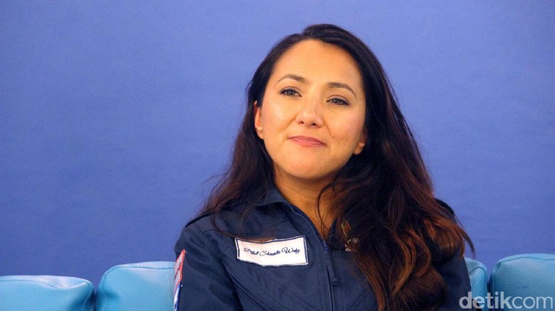 Sheista Waiz, sang pilot cantik yang tengah keliling dunia secara solo (Randy/detikTravel) Sheista Waiz, sang pilot cantik yang tengah keliling dunia secara solo (Randy/detikTravel)