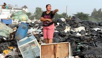 Warga memindahkan sendiri barang-barangnya.