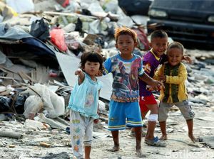 Kehidupan Anak-anak di Balik Tumpukan Sampah di Taman BMW