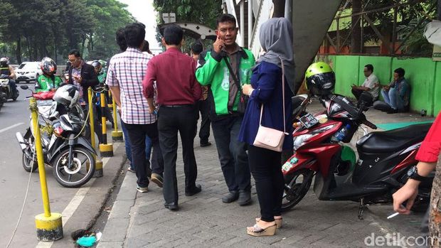 Ada Pembatas Trotoar Sederhana di Jl Casablanca, Efektifkah?