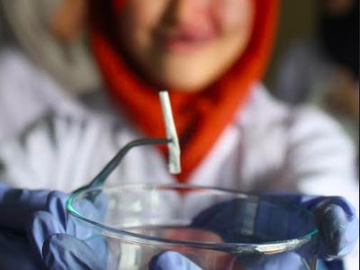 Foto Para Mahasiswa Unair dan Pembuluh Darah Sintetis Hasil Kreasinya