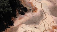 Gambar ini diambil dari ketinggian menggunakan helikopter.Terlihat retakan tanah yang luas di Waduk Atibainha (Nacho Doce/ Reuters)