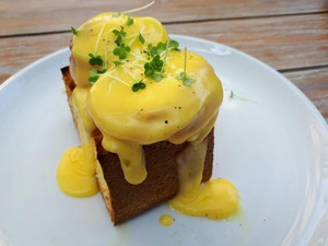 Ini Egg Benedict dari Tiga Kafe di Kawasan Senopati, Mana yang Enak?