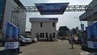 Karena salah satu perusahaan otomotif dari jepang bersama distributor mobil terbesar di Indonesia, PT Indomobil Sompo Japan, resmi membuka jaringan terbarunya yaitu bengkel untuk bodi dan cat mobil otolovers sekalian.  Foto: Ruly Kurniawan