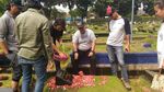 Rutin, Cast Warkop DKI Reborn Ziarah ke Makam Dono dan Kasino