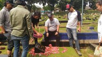 Abimana hingga Tora dan Vino bergantian menabur bunga di atas makam Dono juga Kasino. (Falcon Pictures)