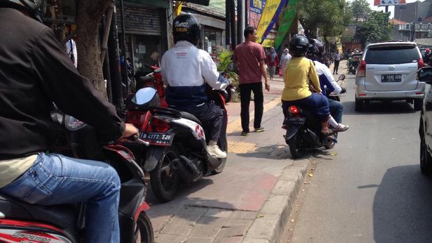 Pemotor Serobot Trotoar Tak Ditilang, Lalu Apa Efek Jeranya?