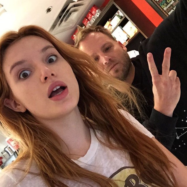 Bella Thorne tampaknya percaya diri dengan wajahnya. Buktinya, ia berani keluar rumah dan foto tanpa makeup. (Foto: Instagram)